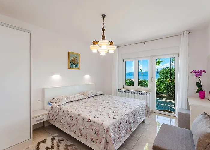 Lichtdurchflutetes Nur 500 Meter Zum Mit Traumhafter Terrasse Povile