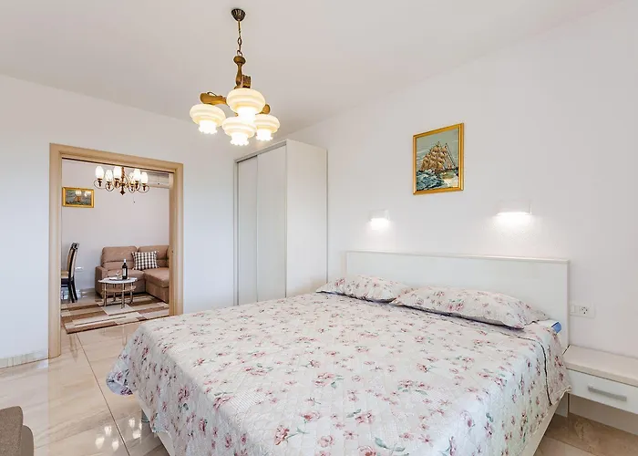 Lichtdurchflutetes Nur 500 Meter Zum Mit Traumhafter Terrasse Apartament Povile